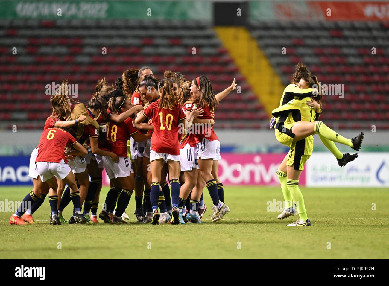 San Jose. 25. August 2022. Spanische Spieler feiern am 25. August 2022 das Halbfinale der FIFA U-20 Frauen-Weltmeisterschaft 2022 zwischen Spanien und den Niederlanden in San Jose, Costa Rica. Kredit: Xin Yuewei/Xinhua/Alamy Live Nachrichten Stockfoto