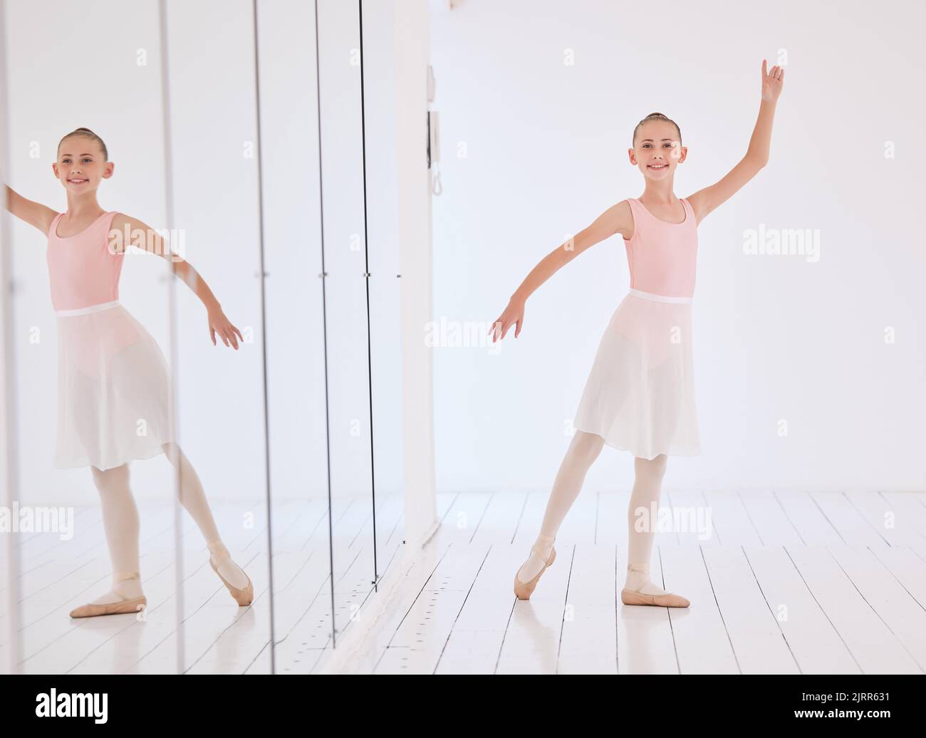 Happy Ballet Tänzerin Mädchen Stretching in einem Tanzstudio mit Spiegelreflexion und Porträt. Lächelndes Gesicht eines lernenden Kindes, das in einer Klasse in Pink tanzt Stockfoto