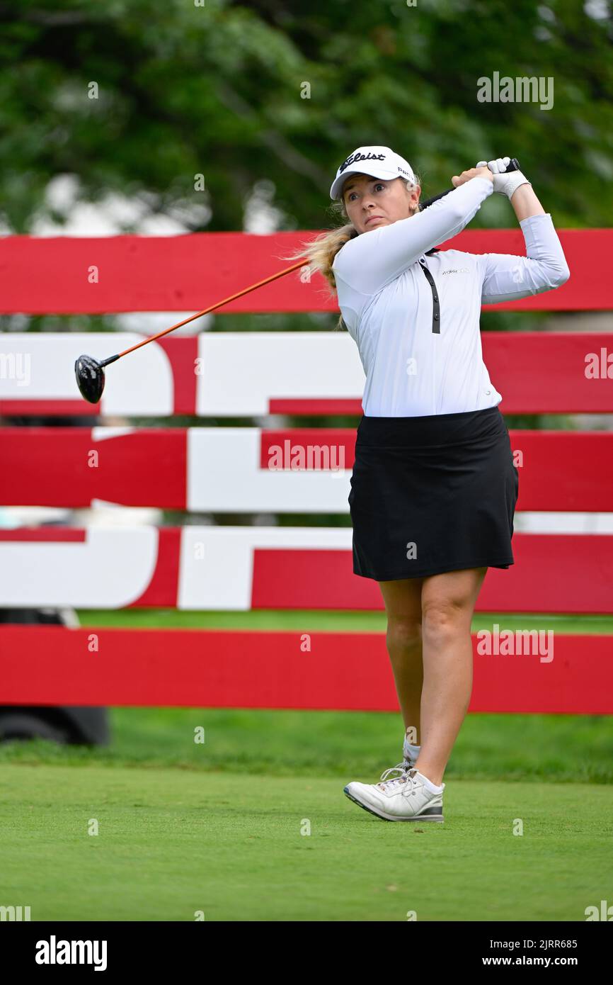 OTTAWA, ON - AUGUST 25: Bronte Law (eng) beobachtet ihren Abschlag am 10 während der RD1 der 2022 CP Women's Open am 25. August 2022 im Ottawa Hunt and Golf Club in Ottawa, Ontario, Kanada. (Bild: © Ken Murray/Icon SMI via ZUMA Press) Stockfoto