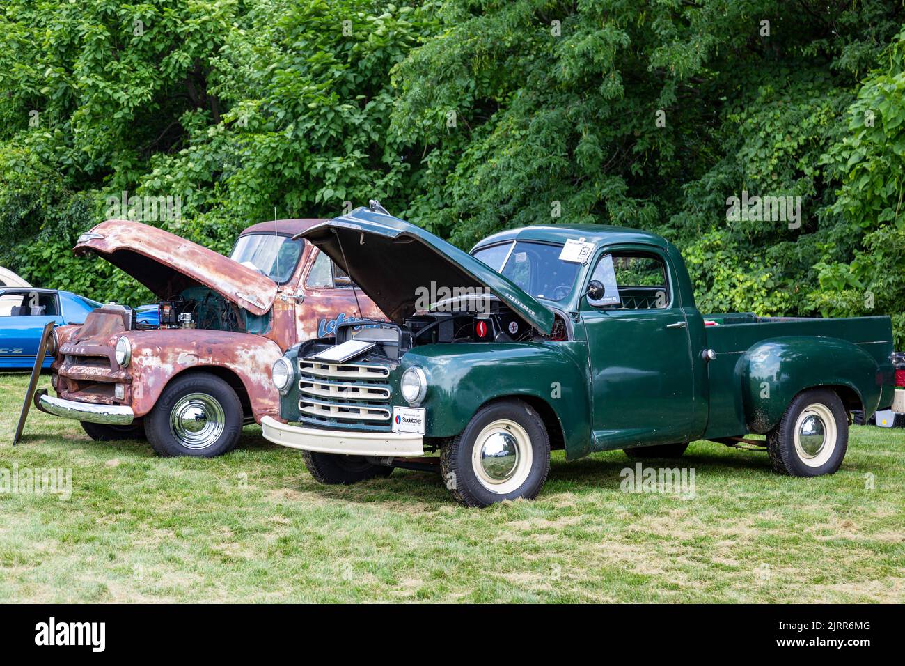 Ein Chevrolet 3100 First Series Pickup Truck aus dem Jahr 1955 und ein grüner 1949-1953 Studebaker Pickup Truck aus dem Jahr 2R wurden auf einer Automobilausstellung in Fort Wayne, Indiana, USA, ausgestellt. Stockfoto