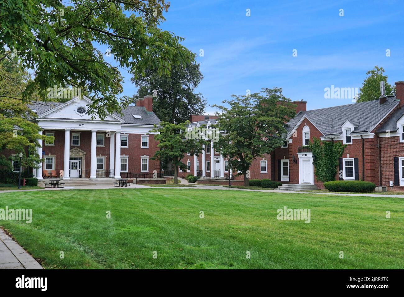 Rochester, Staat New York - der Campus der Universität von Rochester, mit griechischem Brief, der als „Fraternity Residence Buildings“ bezeichnet wird Stockfoto