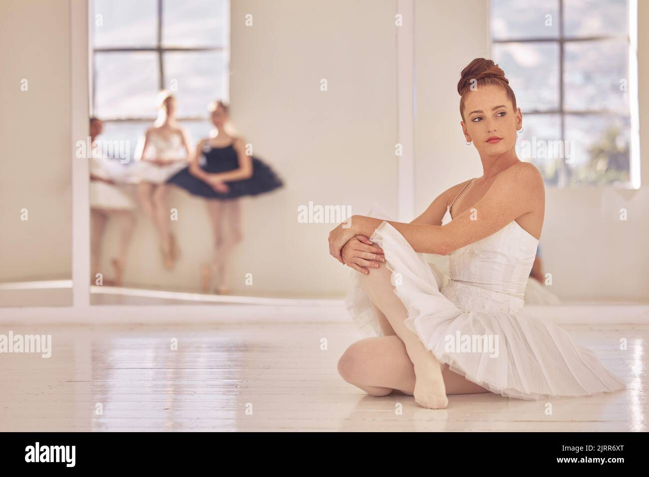 Ballett, Schule und Mobbing, während das traurige Tänzerin nach schlechter Vorstellung, Tanzpraxis oder Theatervorstellung allein sitzt. Professionelle Kunst Performer denken Stockfoto
