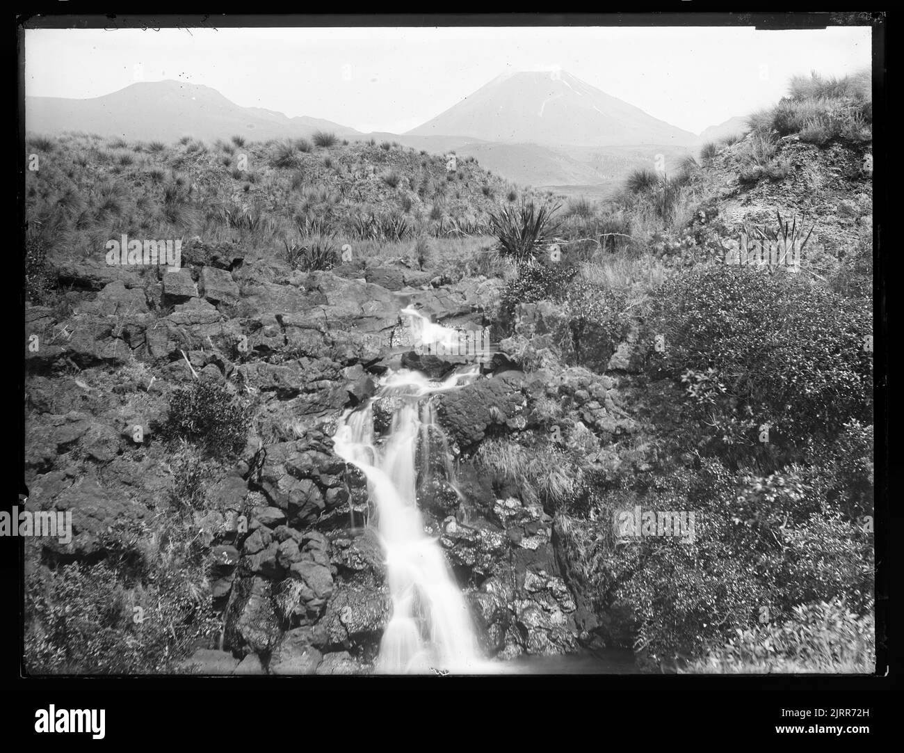 [Tongariro, aktiver Vulkan, Ngaruahoe], Neuseeland, von Burton Brothers. Stockfoto