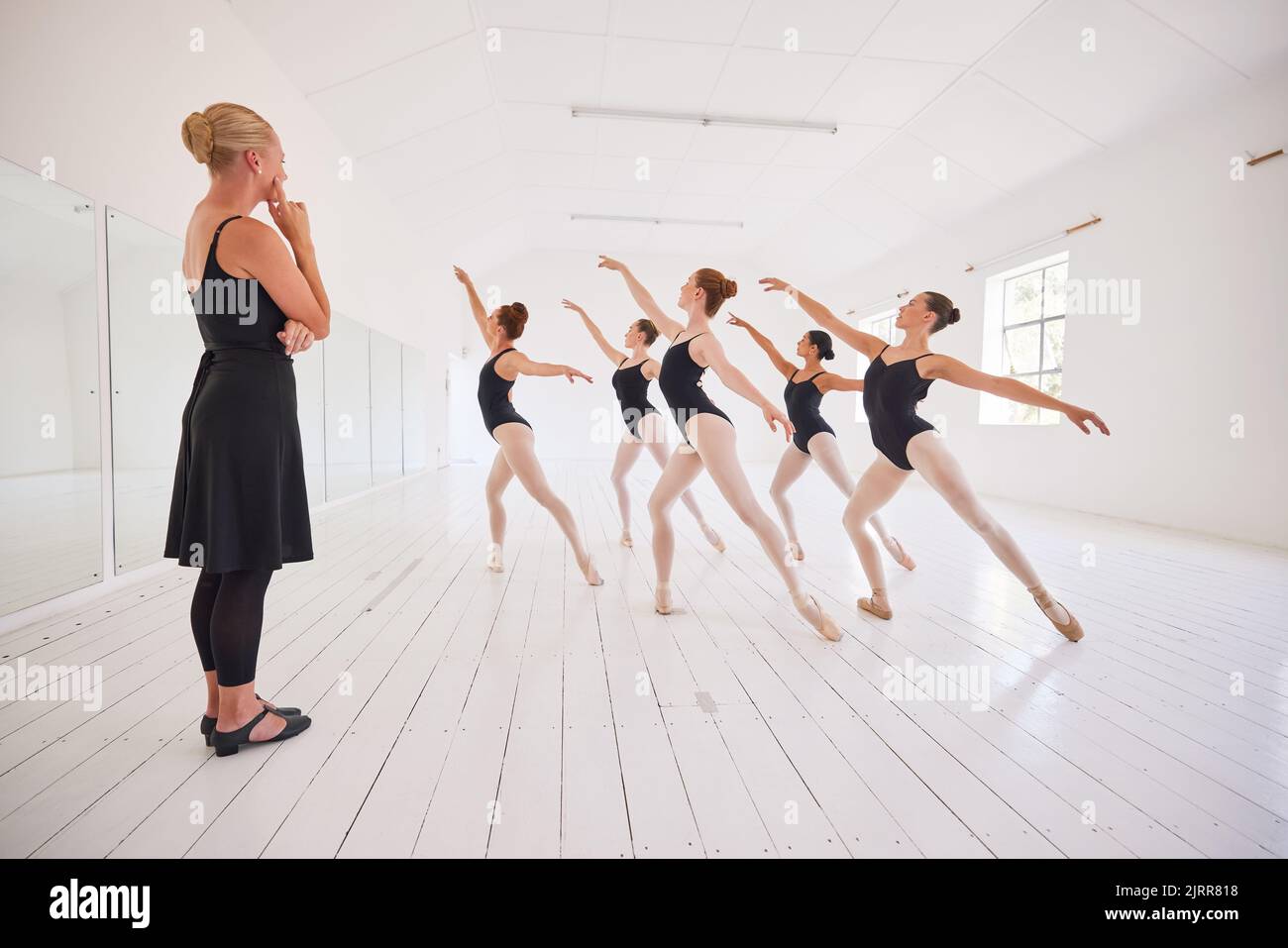 Ballettlehrerin, die im Studio einen Tanzkurs unterrichtet, Teenager-Mädchen, die in einem Raum für die Aufführung tanzen und in der Schule eine kreative Kunst lernen. Ballerina-Tänzerin Stockfoto