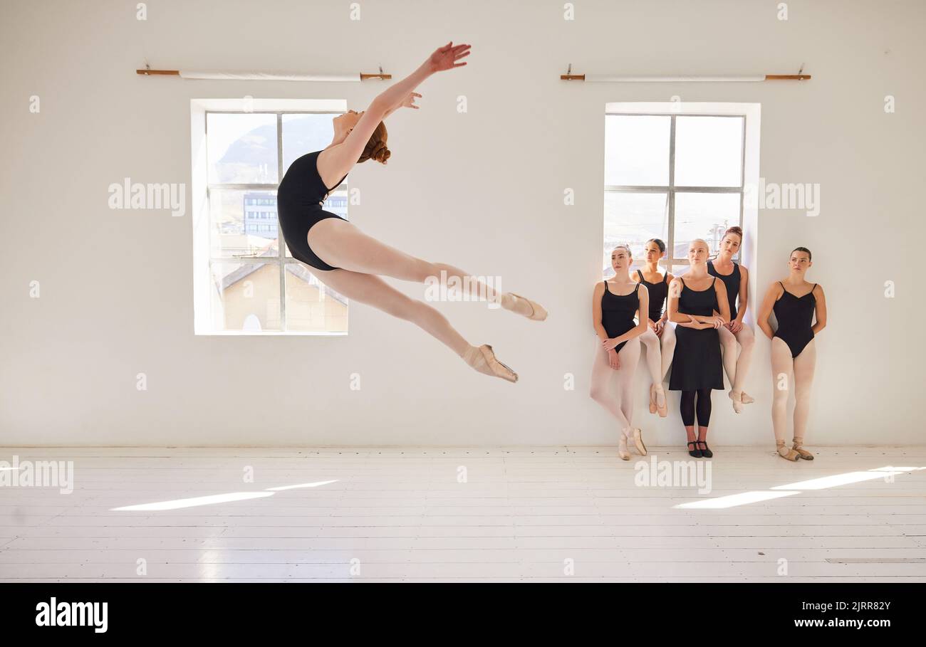 Tanzstudio, Ballett und springen in der Luft, während die Klasse Mädchen Student bewegen mit Agilität und Anmut beobachtet. Ballerina Frau mit Talent und gutem Körper Stockfoto