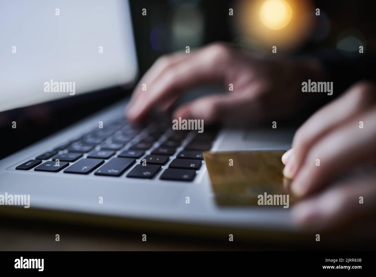 Wer hat ein Auge auf Ihre Finanzen. Ein nicht identifizierbarer Verbrecher mit einem Laptop, um in ein Kreditkonto zu hacken. Stockfoto