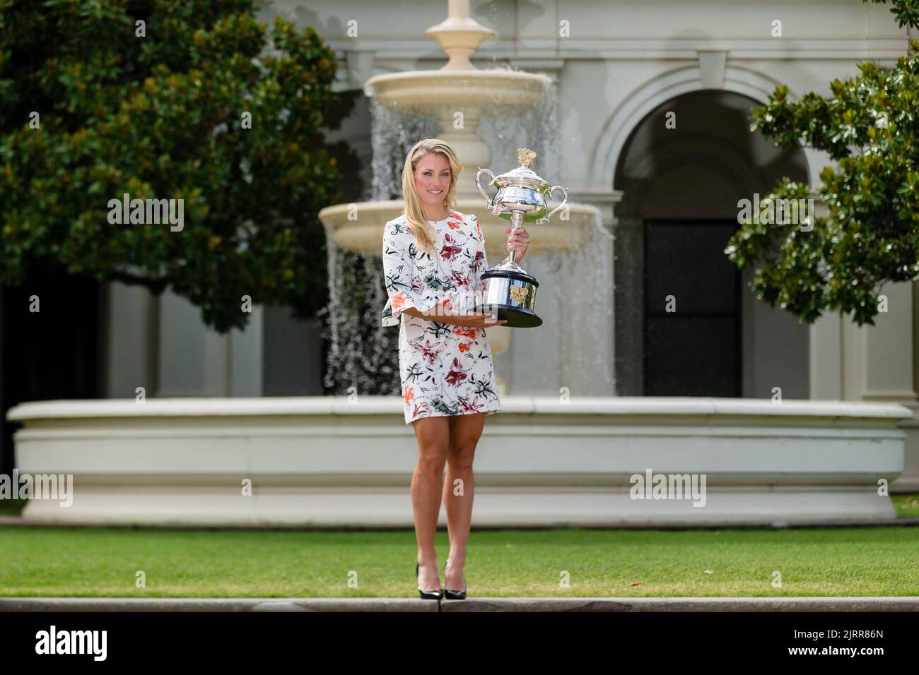 Angelique Kerber bei einer Trophäenübergabe nach dem Gewinn der Australian Open 2016 Stockfoto