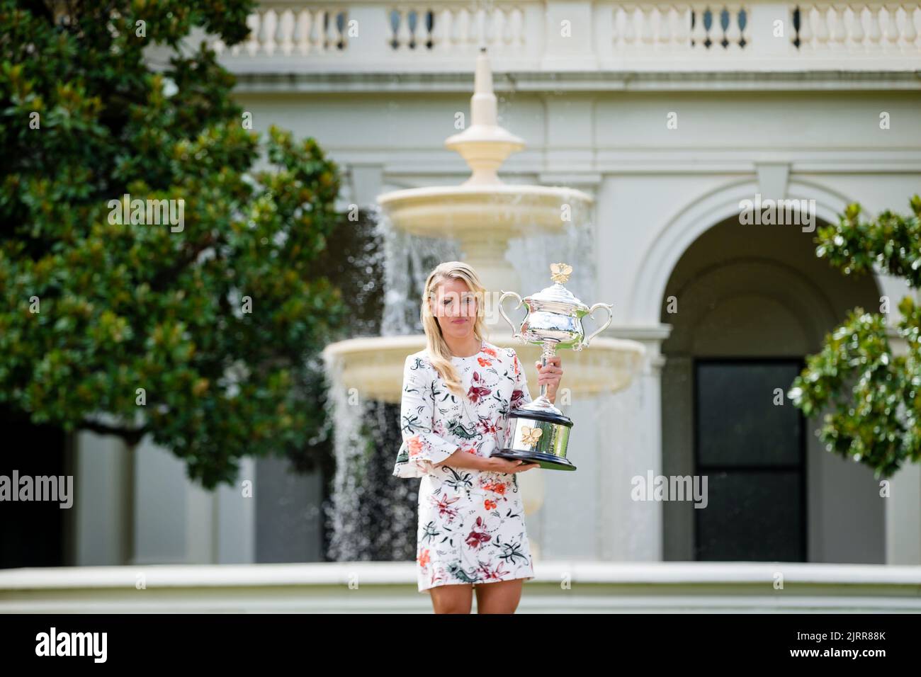 Angelique Kerber bei einer Trophäenübergabe nach dem Gewinn der Australian Open 2016 Stockfoto