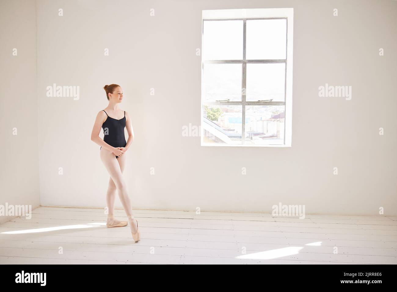 Ausbildung von Balletttänzern oder Üben in einem Tanzstudio oder einer Klasse für eine Theateraufführung. Elegant und seriös Ballerina oder Performer tanzen und Stockfoto