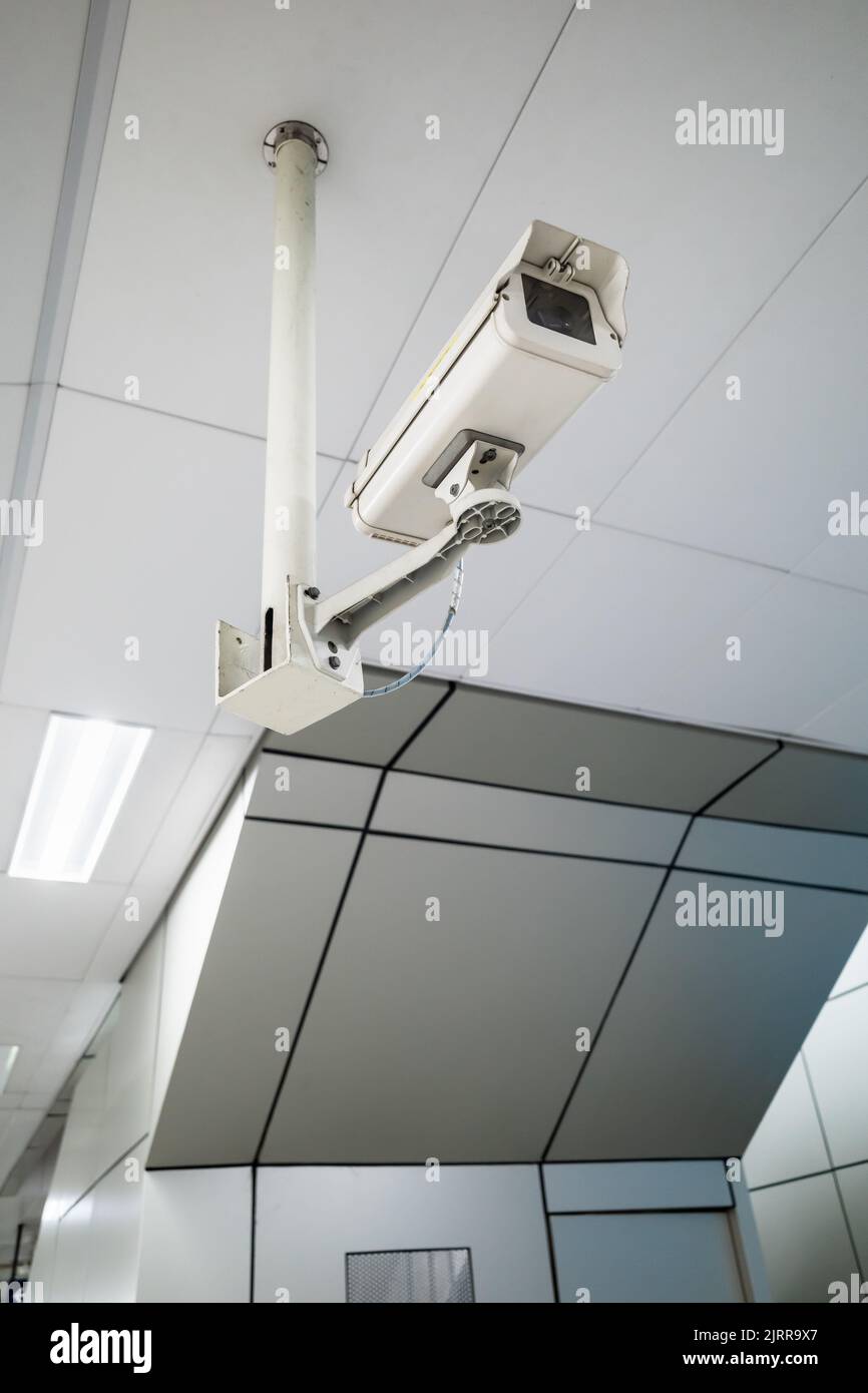 CCTV-Kamera an der Decke einer U-Bahn-Station Stockfoto
