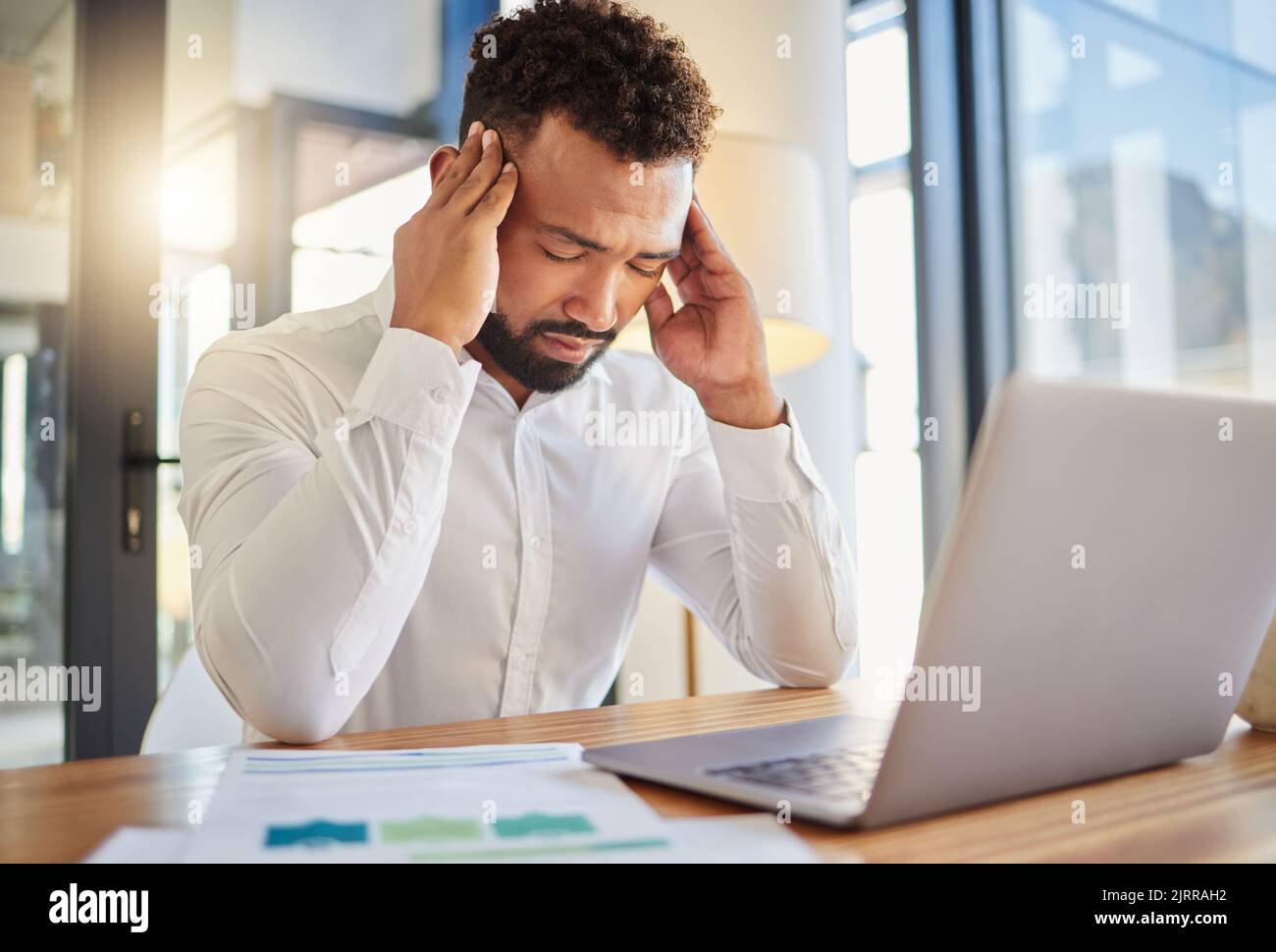 Stress, Burnout und Kopfschmerzen Geschäftsmann auf Laptop mit Fehler, Problem oder frustrierten Job für die Arbeit psychische Gesundheit Bewusstsein mit Linse Flare. Müde Stockfoto