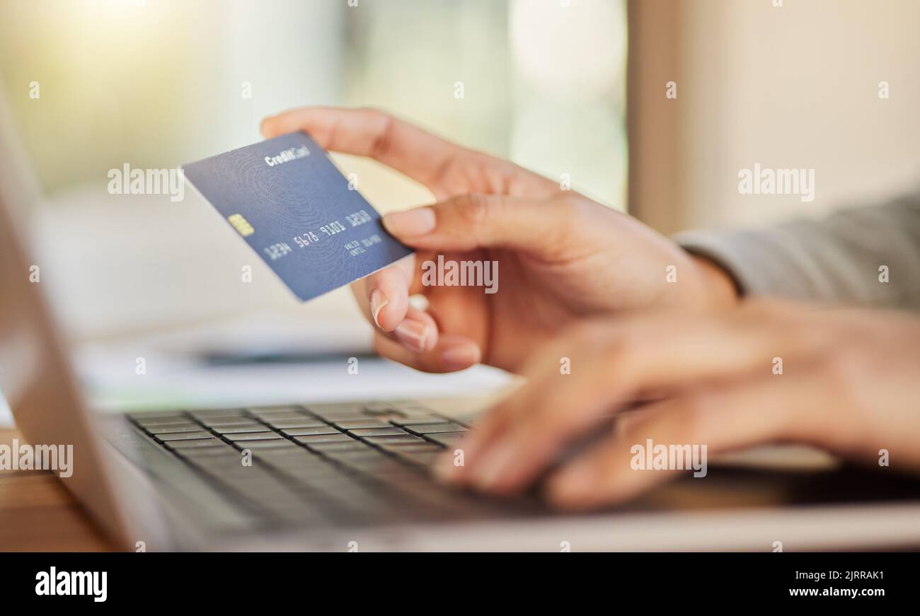 E-Commerce, Fintech-Geschäftsfrau mit Kreditkarte und Laptop beim Online-Shopping, Banking oder Online-Zahlung. Corporate Hands, Finanzen digital Stockfoto