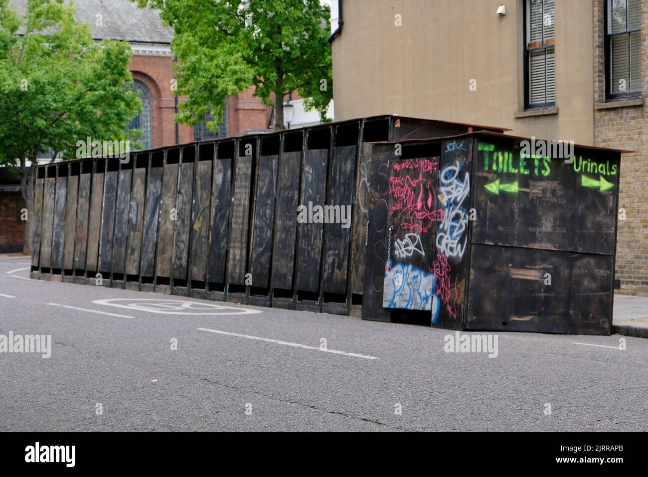London, Großbritannien, 25.. August 2022. Vor dem Notting Hill Carnival an diesem Feiertagswochenende werden temporäre Toilettenanlagen installiert. Die jährliche Veranstaltung, die nach einer Abwesenheit von Covid zurückkehrt, wird voraussichtlich am Sonntag und Montag zwei Millionen Nachtschwärmer anziehen. Kredit: Elfte Stunde Fotografie/Alamy Live Nachrichten Stockfoto