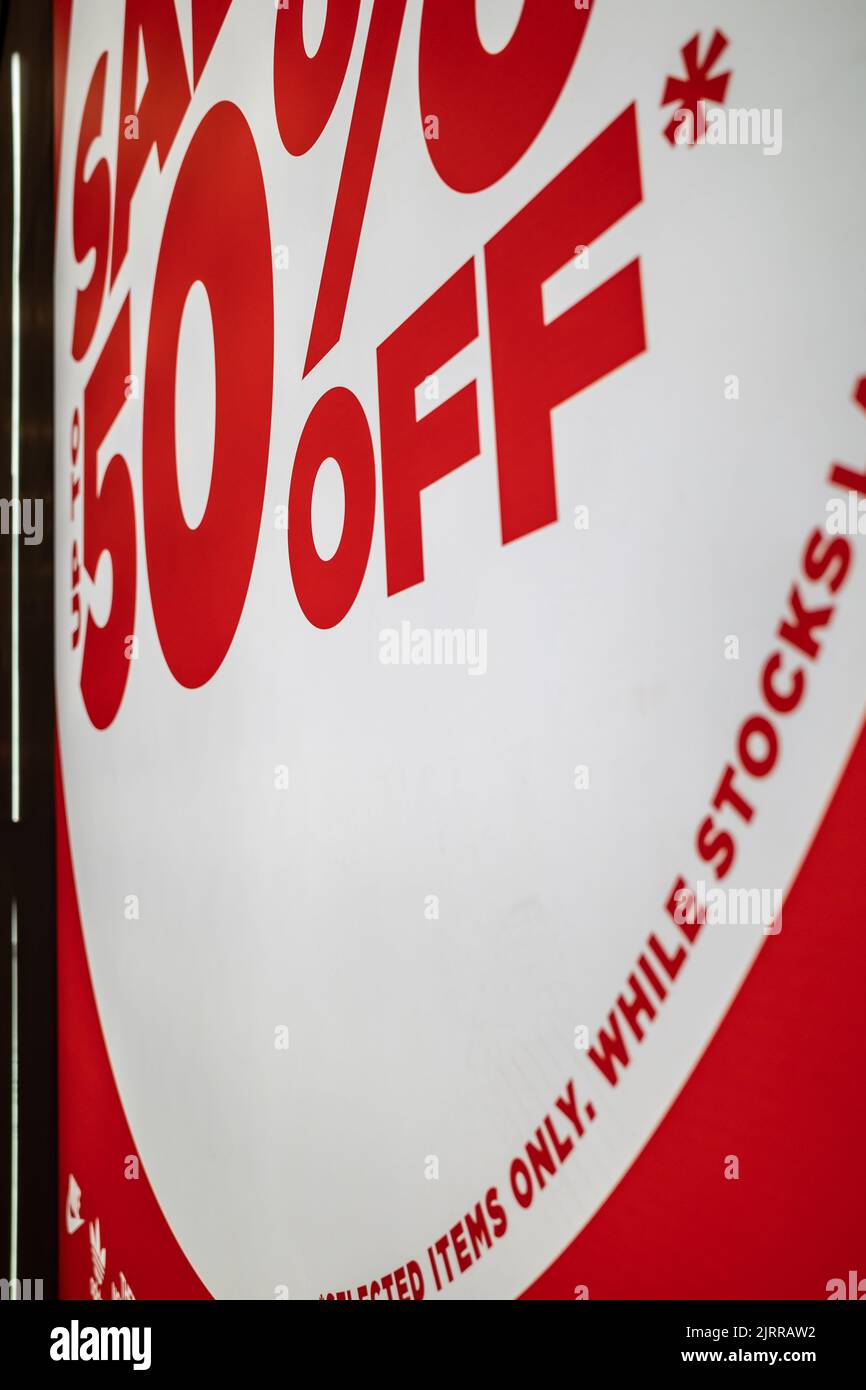 Nahaufnahme Rot und Weiß 50% Rabatt auf den Verkauf Zeichen auf dem Äußere des Modehauses in einem Kaufhaus Stockfoto