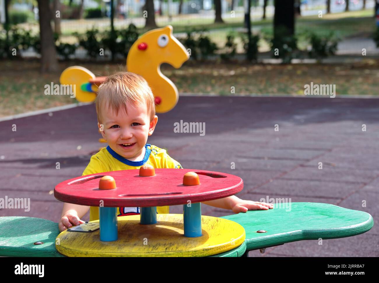Porträt eines süßen kleinen Jungen auf dem Spielplatz Stockfoto