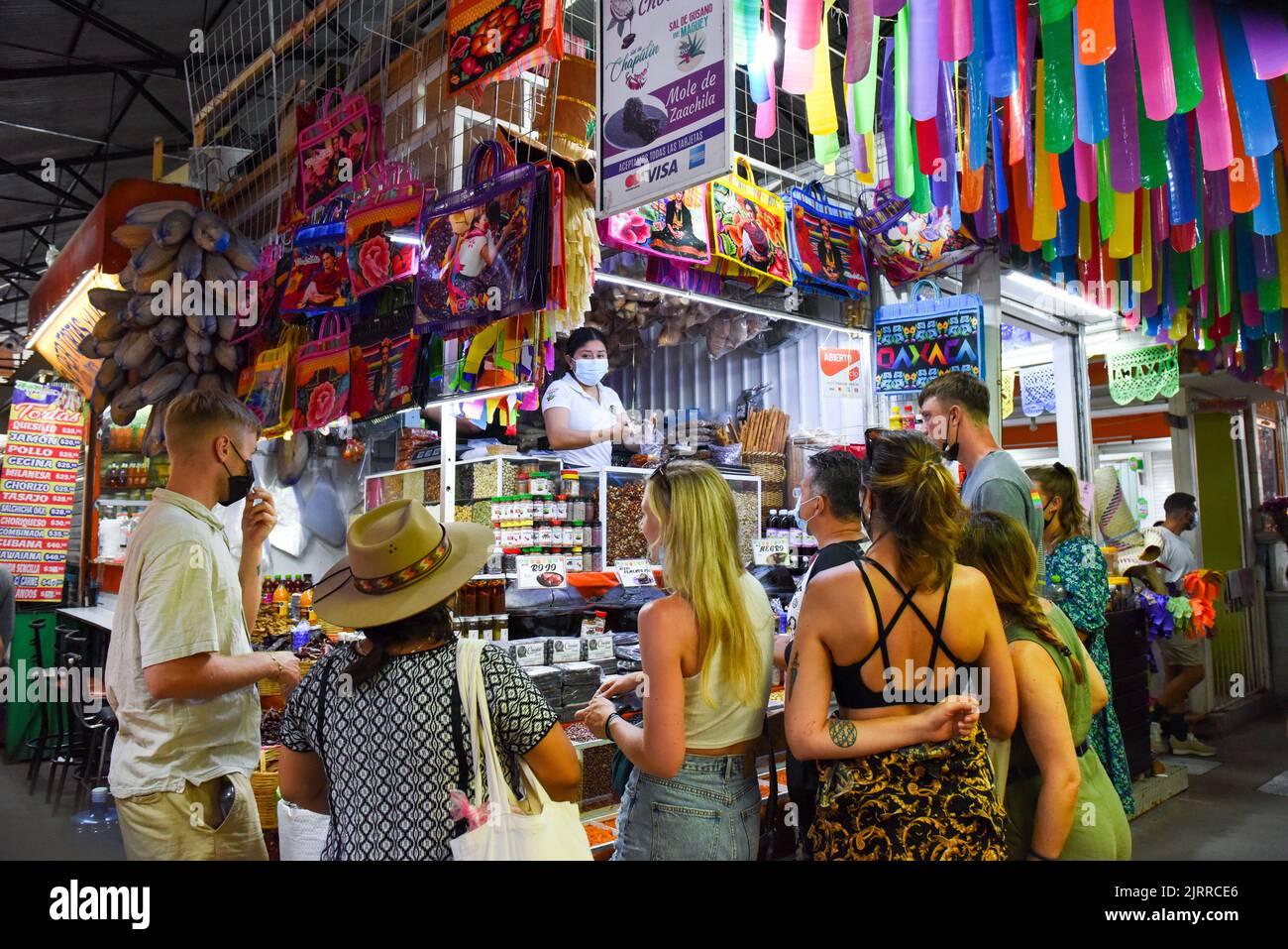 Ausländische Besucher, die Waren im Mercado de 20 Noviembre, Oaxaca, Mexiko kaufen Stockfoto