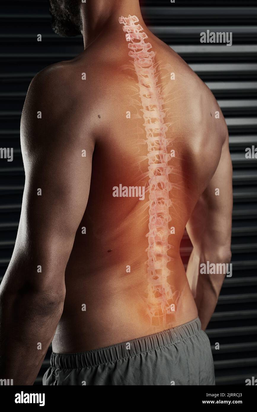 Achten Sie immer auf Ihre Wirbelsäule. Studioaufnahme eines muskulösen jungen Mannes, dessen Wirbelsäule durch den Cgi zeigt. Stockfoto