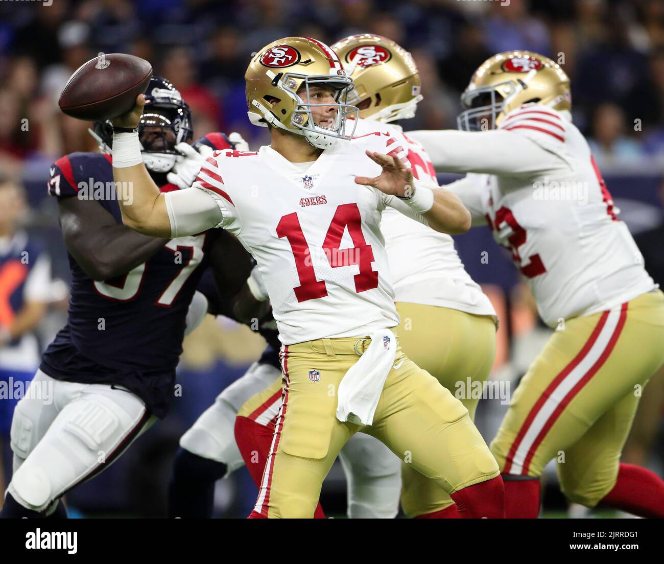 Houston, Texas, USA. 25. August 2022. San Francisco 49ers Quarterback Brock Purdy (14) übergibt den Ball während eines Vorsaison-Spiels der NFL zwischen den Texanern und den 49ers in Houston, Texas, am 25. August 2022. (Bild: © Scott Coleman/ZUMA Press Wire) Stockfoto