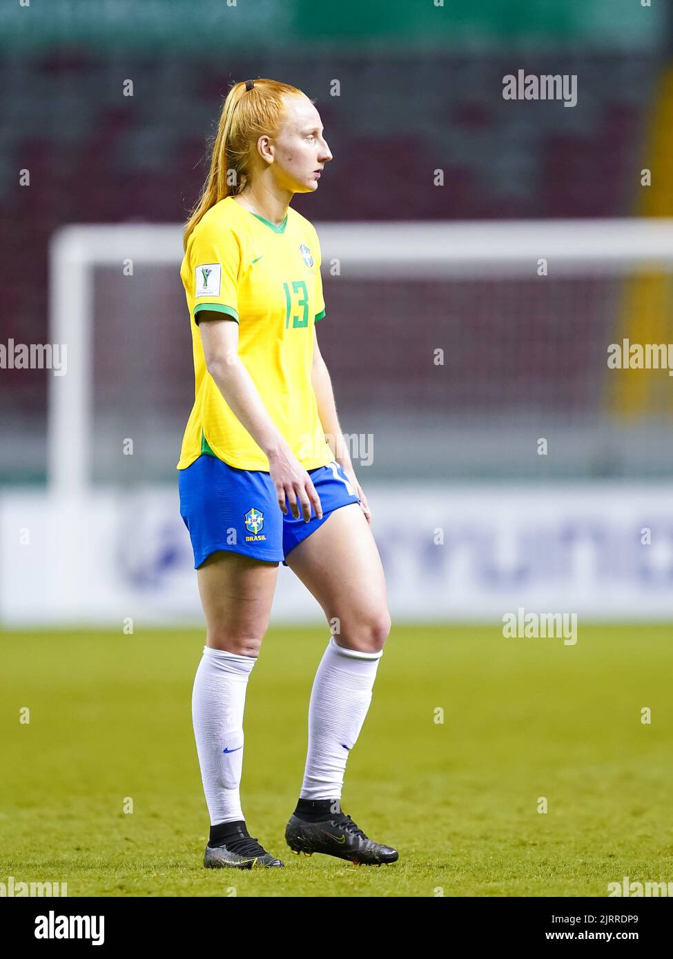 San Jose, Costa Rica. 25. August 2022. San Jose, Costa Rica, August 25. 2022: Pati Maldaner (13 Brasilien) sieht nach ihrem Verlust und ihrer nicht-Qualifikation für das Finale während der FIFA U20 Womens World Cup Costa Rica 2022 Fußball-Halbfinale zwischen Brasilien und Japan im Estadio Nacional in San Jose, Costa Rica, niedergeschlagen und enttäuscht aus. (Daniela Porcelli/SPP) Quelle: SPP Sport Press Foto. /Alamy Live News Stockfoto