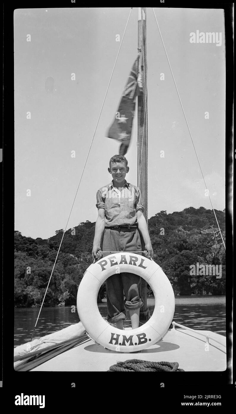 Junge an Bord der 'Pearl', 1935-1936 , Stewart Island, Hersteller unbekannt. Stockfoto