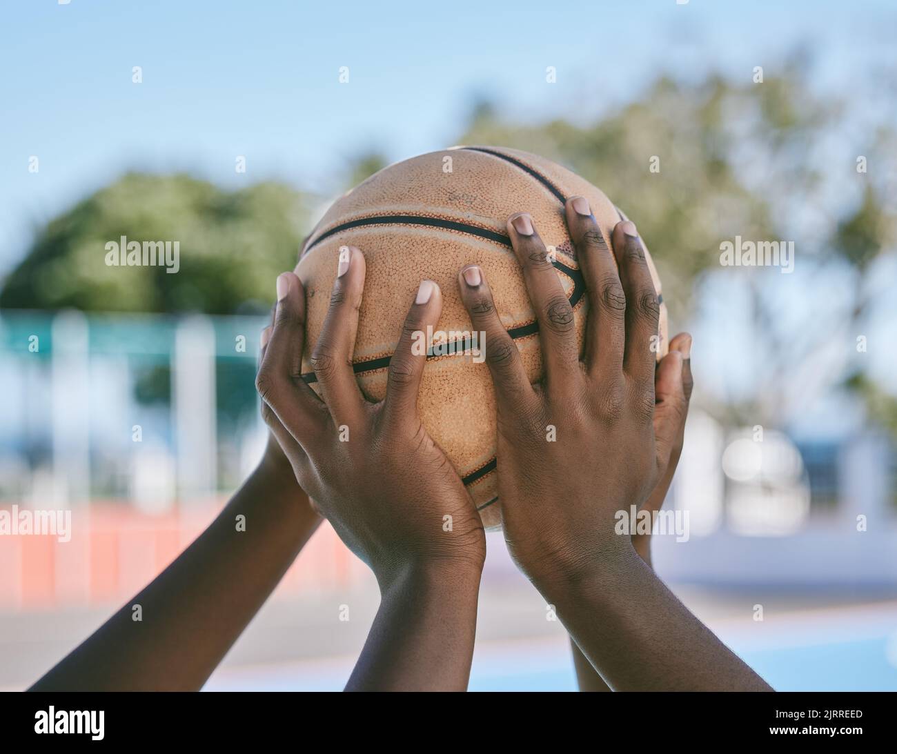 Teamarbeit, Unterstützung und Hände halten Basketball starten Sport-Wettbewerb, Spiel und Liga-Spiel. Schwarze Gemeinschaft von Athleten spielen, trainieren und Stockfoto