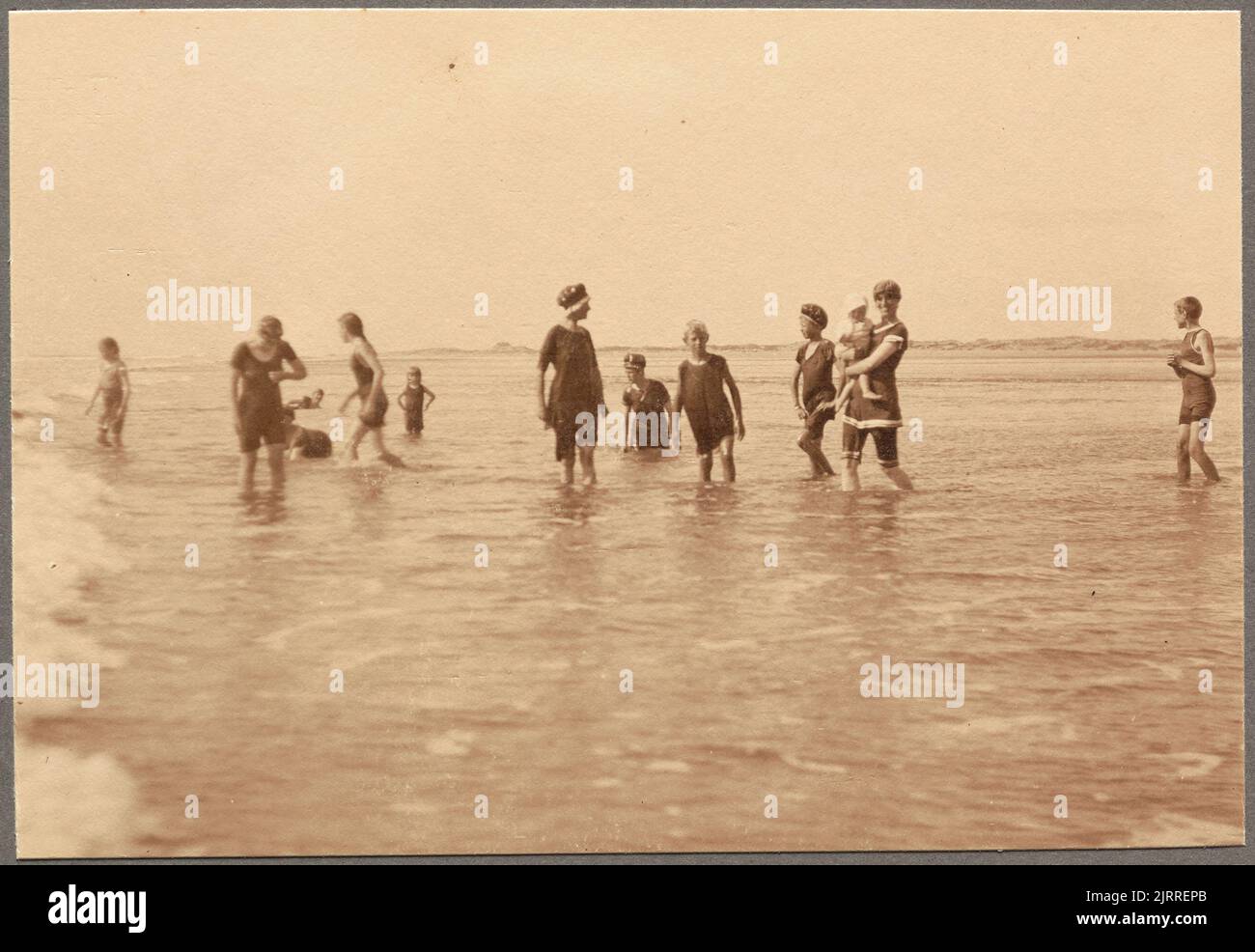 'In the Surf [1]': 'Besucher bei 'Woodside'. Februar 10. 1918'. Aus dem Album: Familienfoto-Album; 1917 - 1920; Adkin, Leslie, 10. Februar 1918, Levin, von Leslie Adkin. Geschenk der Adkin-Familie, 1997. Stockfoto