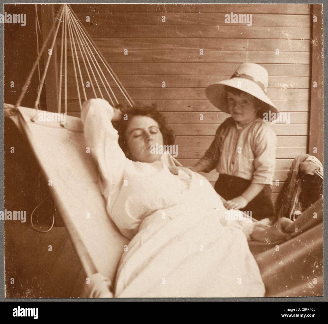 „Auf der Hut“: „Unser Urlaub in Plimmerton, 2.-15. Februar. 1920'. Aus dem Album: Familienfoto-Album; 1917 - 1920; Adkin, Leslie, 2-15. Februar 1920, Neuseeland, von Leslie Adkin. Geschenk der Adkin-Familie, 1997. Stockfoto