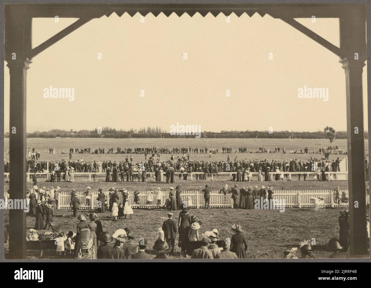 Besuch der Matrosen der H.M.S. „Neuseeland“ nach Levin. 15. April 1913: Blick von der Tribüne auf das laufende Fußballspiel (Horowhenua-Team v. H.M.S. „Neuseeland“-Team). Aus dem Album: Family Photographs [1913], 1913, Levin, von Leslie Adkin. Stockfoto