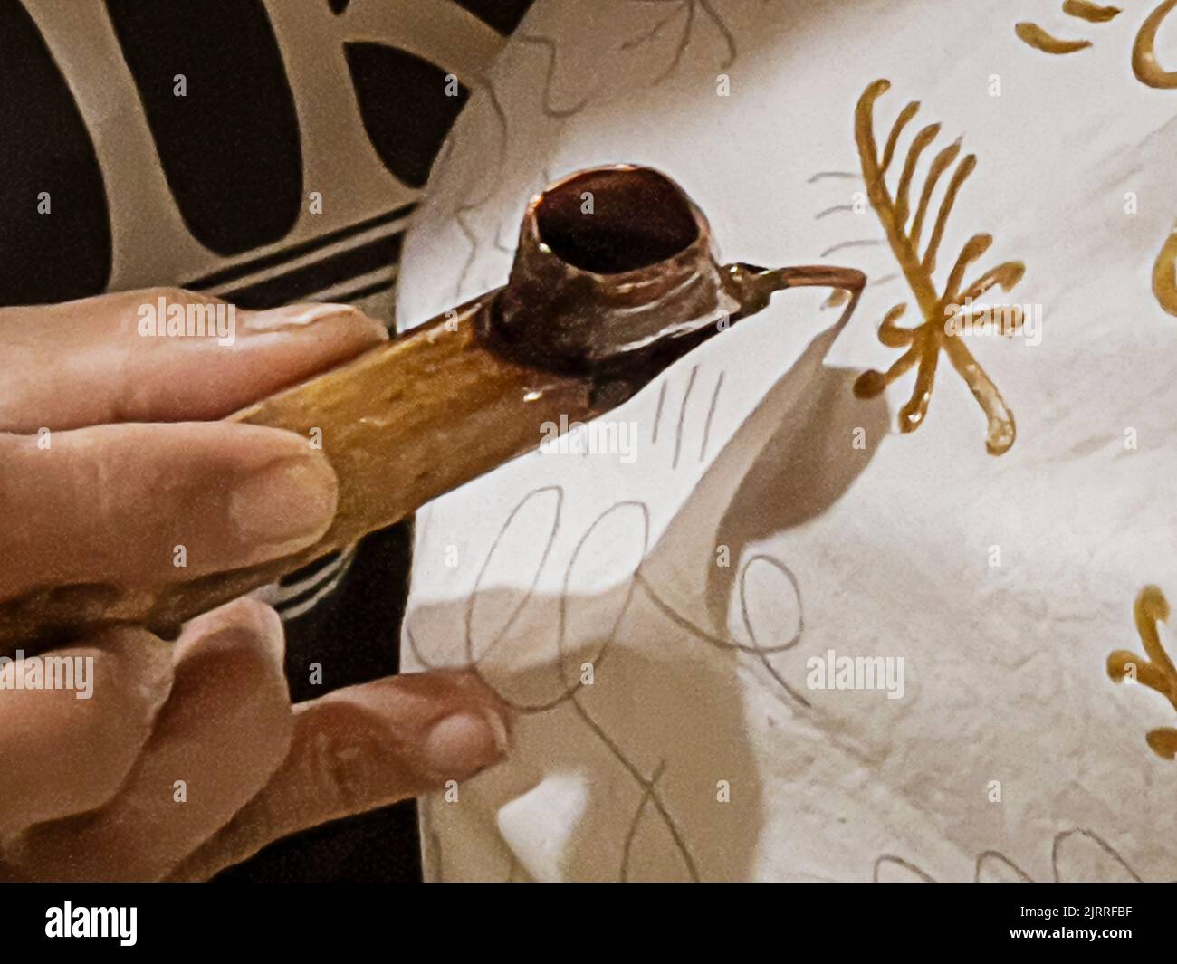 Java, Indonesien, 13. Juni 2022 - Batik stammt aus Java und ist eine Technik des wachsbeständigen Farbstoffs, der auf das gesamte Tuch aufgetragen wird. Stockfoto
