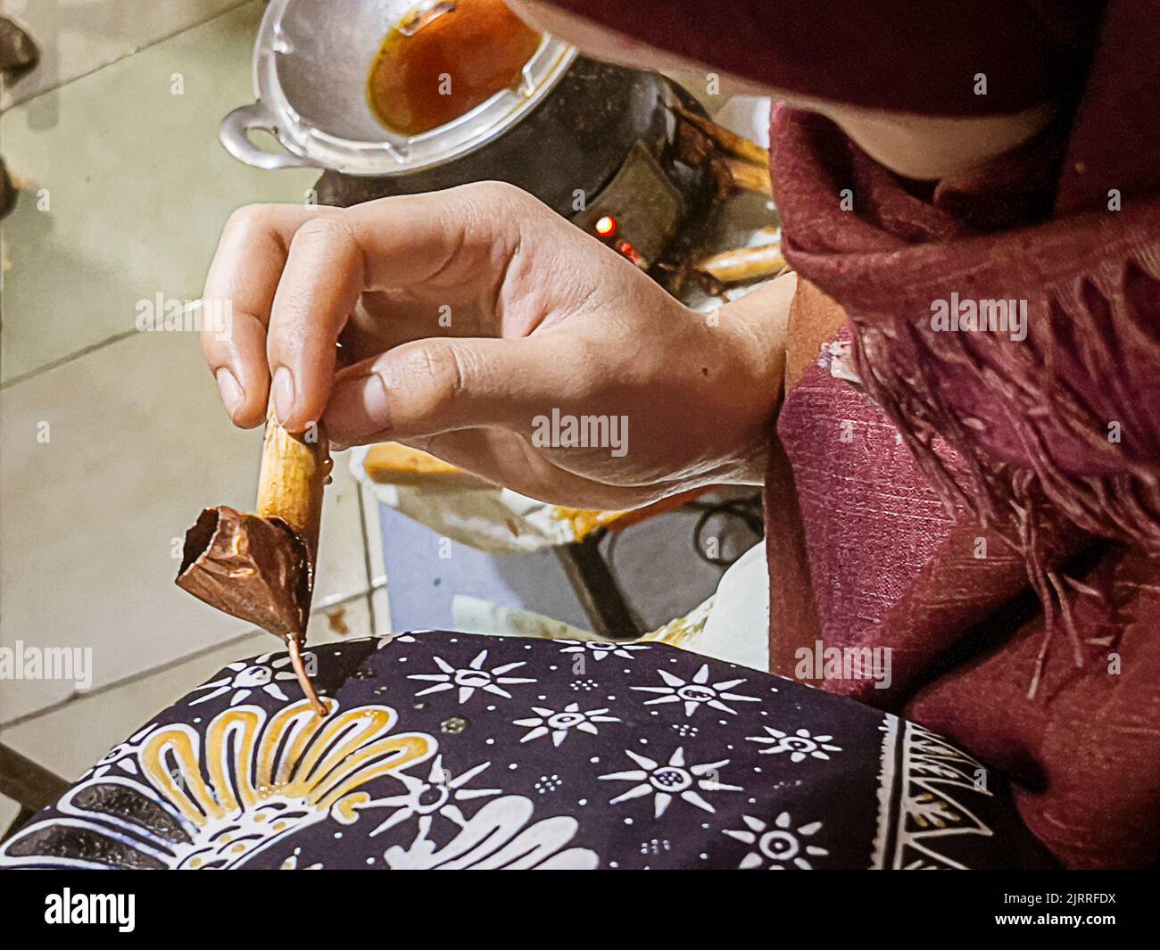 Java, Indonesien, 13. Juni 2022 - Batik stammt aus Java und ist eine Technik des wachsbeständigen Farbstoffs, der auf das gesamte Tuch aufgetragen wird. Stockfoto