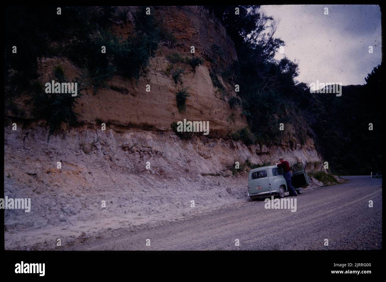 Abschnitt der Otaki-Formation bei Aokautere - 12-15 Fuß Eisen beigesetzt gleichzeitig Gräber an der Spitze ...., 23. November 1960, North Island, von Leslie Adkin. Geschenk der Adkin-Familie, 1997. Stockfoto