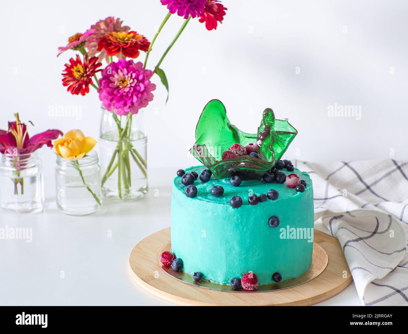 Grüner Kuchen mit Heidelbeere auf weißem Hintergrund Stockfoto