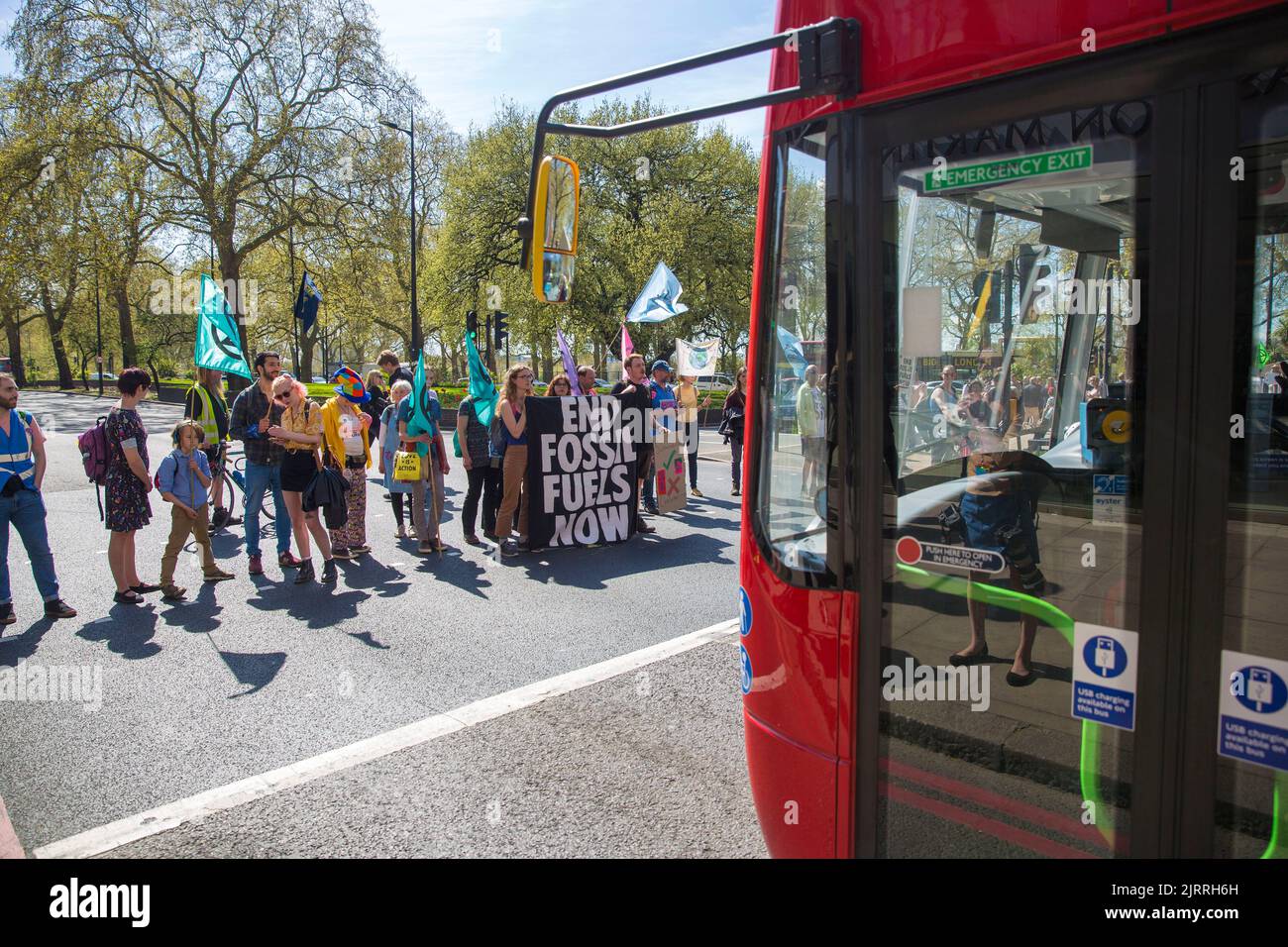 Klimaaktivisten versammeln sich zum Aussterben Rebellions Aktionen im April, um ein Ende der fossilen Energiewirtschaft im Zentrum Londons zu fordern. Stockfoto