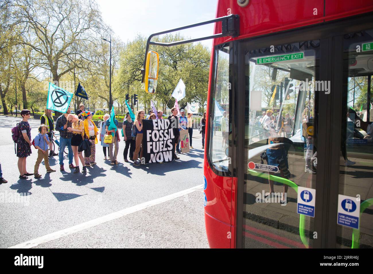 Klimaaktivisten versammeln sich zum Aussterben Rebellions Aktionen im April, um ein Ende der fossilen Energiewirtschaft im Zentrum Londons zu fordern. Stockfoto