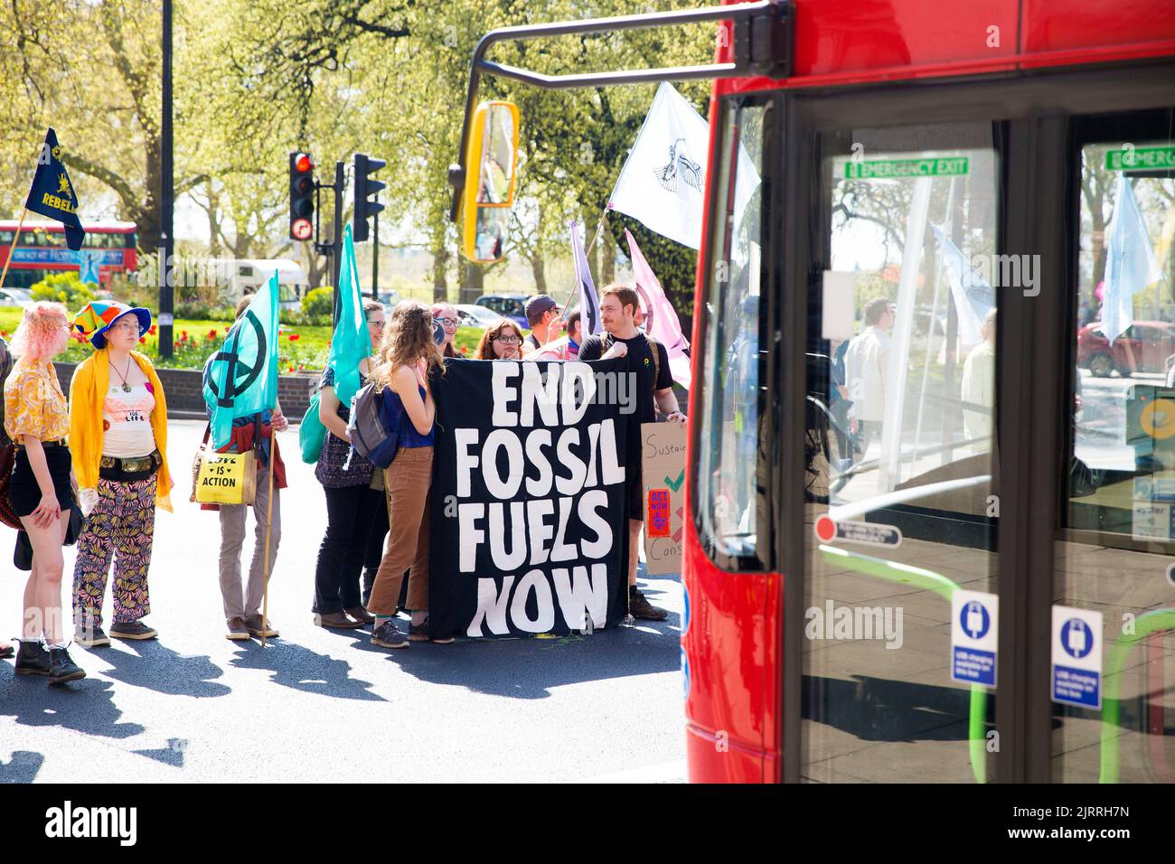 Klimaaktivisten versammeln sich zum Aussterben Rebellions Aktionen im April, um ein Ende der fossilen Energiewirtschaft im Zentrum Londons zu fordern. Stockfoto