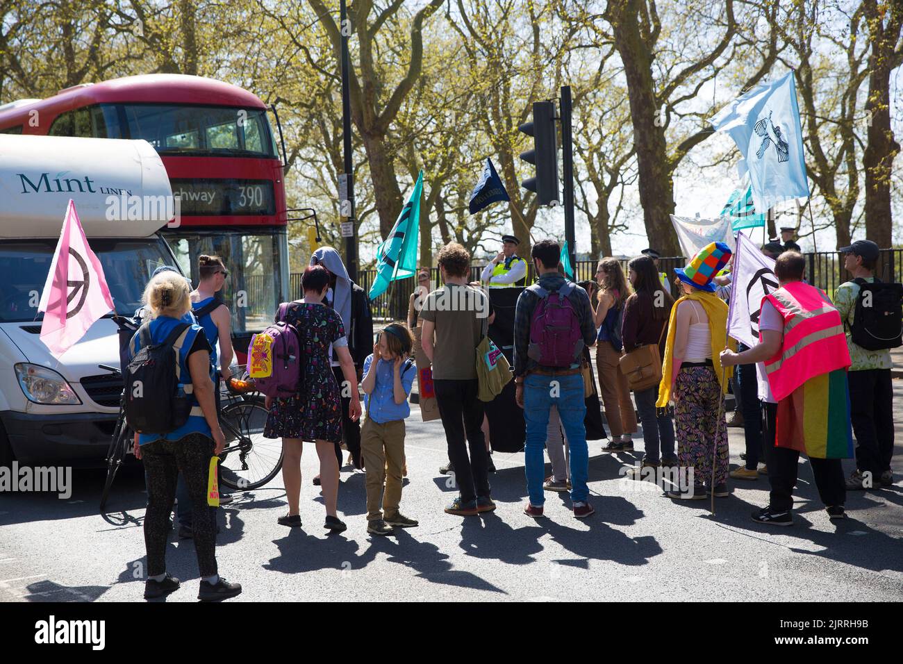 Klimaaktivisten versammeln sich zum Aussterben Rebellions Aktionen im April, um ein Ende der fossilen Energiewirtschaft im Zentrum Londons zu fordern. Stockfoto