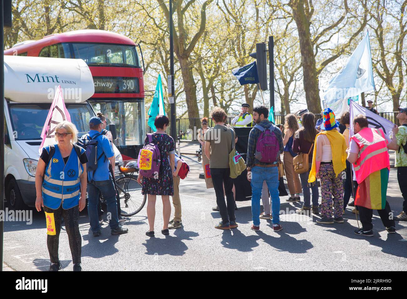 Klimaaktivisten versammeln sich zum Aussterben Rebellions Aktionen im April, um ein Ende der fossilen Energiewirtschaft im Zentrum Londons zu fordern. Stockfoto