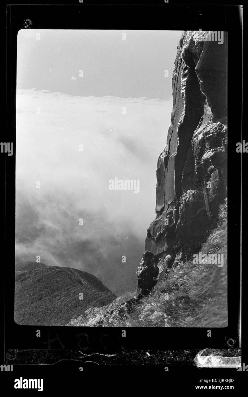 Felswand und Bergrücken auf einem Berg, 1920-1939, Neuseeland, Hersteller unbekannt. F B Butler/Crown Studios Collection. Geschenk von Frederick B Butler, 1971. Stockfoto