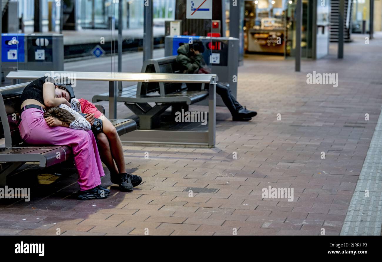 2022-08-26 07:48:43 ROTTERDAM - Reisende, die im Zusammenhang mit NS-Streiks in der Westregion am Hauptbahnhof von Rotterdam gestrandet sind. Das Personal der Niederländischen Eisenbahnen wird seine Arbeit vor Ort einstellen. Dies sind 24-Stunden-Relaisschläge. ANP ROBIN UTRECHT niederlande Out - belgien Out Stockfoto