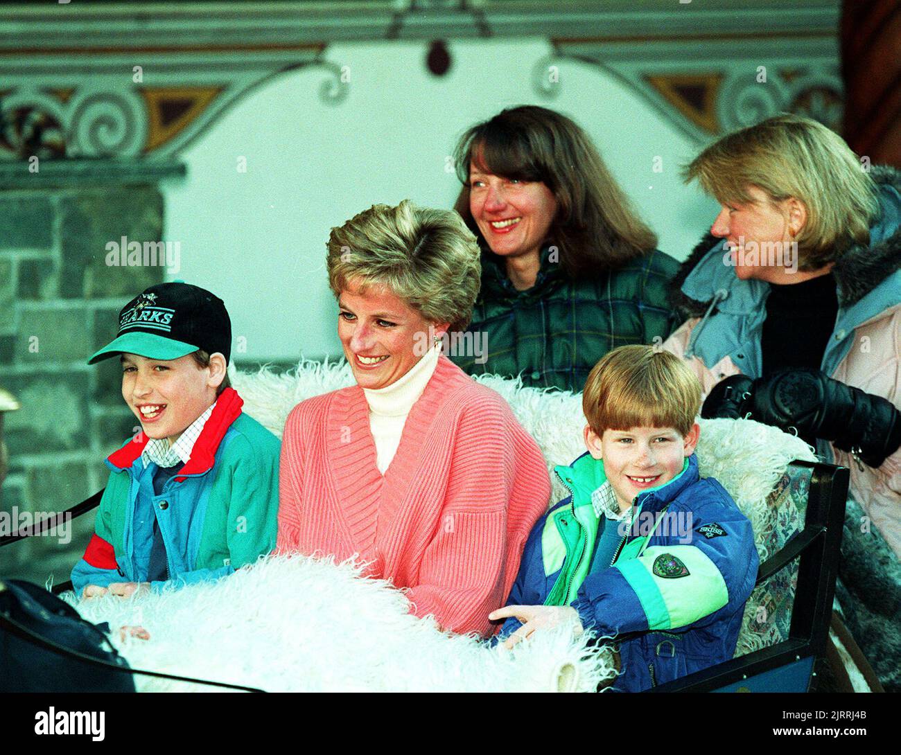 Datei-Foto vom 27/03/94 von der Prinzessin von Wales und ihren beiden Söhnen, Prinzessin William (links) und Prinz Harry, die in einem Pferdeschlitten reiten, während sie ihr Hotel in Lech, Österreich, verlassen. Diana, Prinzessin von Wales, wurde am 31 1997. August bei einem Autounfall im Tunnel Pont de l'Alma in Paris getötet. Ausgabedatum: Freitag, 26. August 2022. Stockfoto