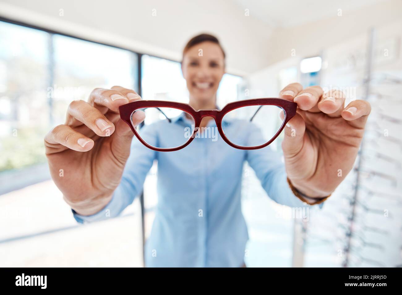 Porträt, Brille und Frau mit schlechter Sicht beim Optiker beim Ausprobieren eines neuen Paares. Brillen, Brillen und Shopping-Kunden kaufen Brillen für Augen Stockfoto