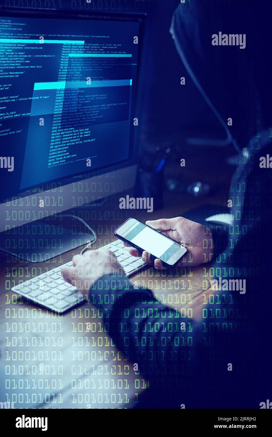 Smartphones sind willige Komplizen der Cyberkriminalität. Ein nicht identifizierbarer Computerhacker, der einen Computer im Dunkeln benutzt. Stockfoto