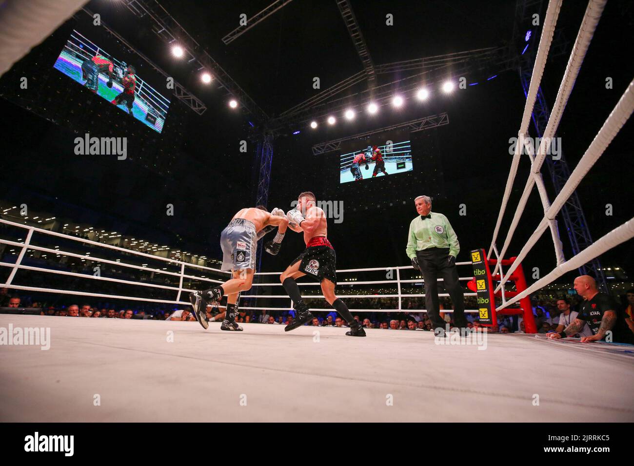 Tirana, Albanien. 25. Aug, 2022. Während des Boxkampfes zwischen Florian Marku und Miguel parra um WBC gewichtet Welter Silver Interim, am 25