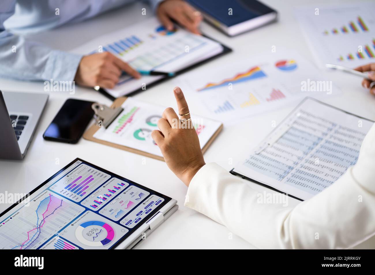 Bericht Zur Geschäftsstrategie. Überprüfung Von Dokumenten Durch Führungskräfte In Office Stockfoto