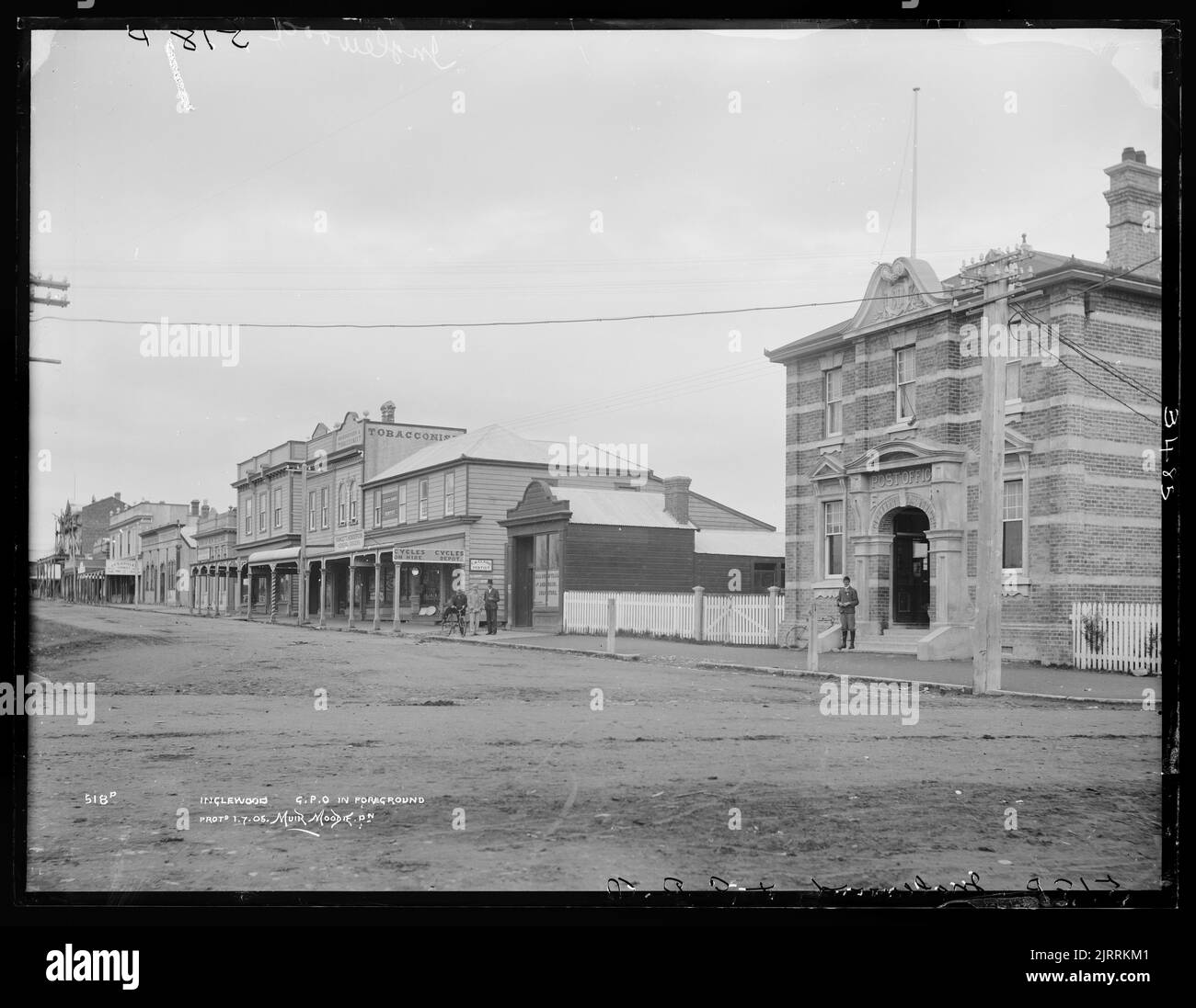 Inglewood, General Post Office im Vordergrund, Neuseeland, von Muir & Moodie. Stockfoto