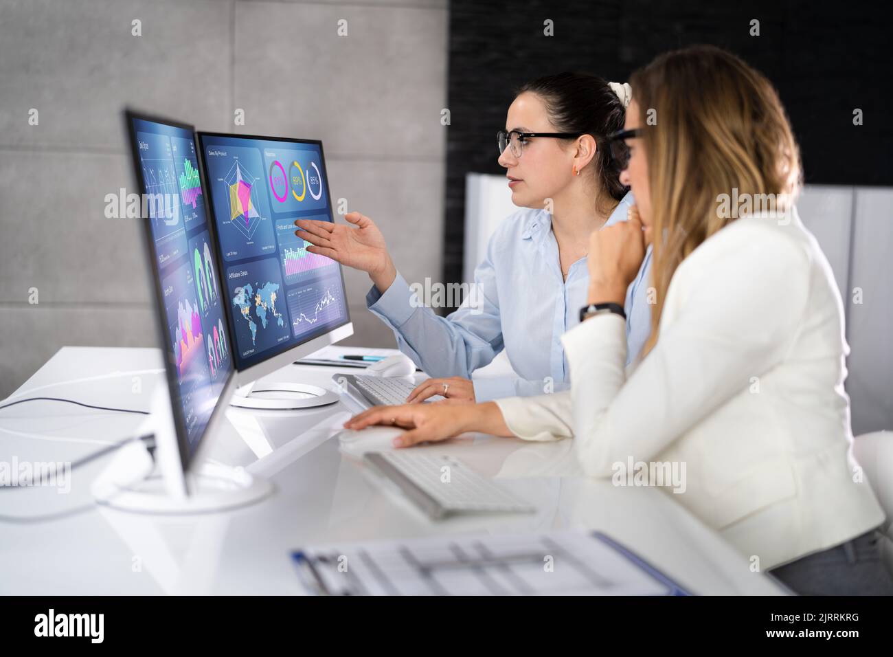 Analystin Mit Blick Auf Business Data Analytics Dashboard Stockfoto