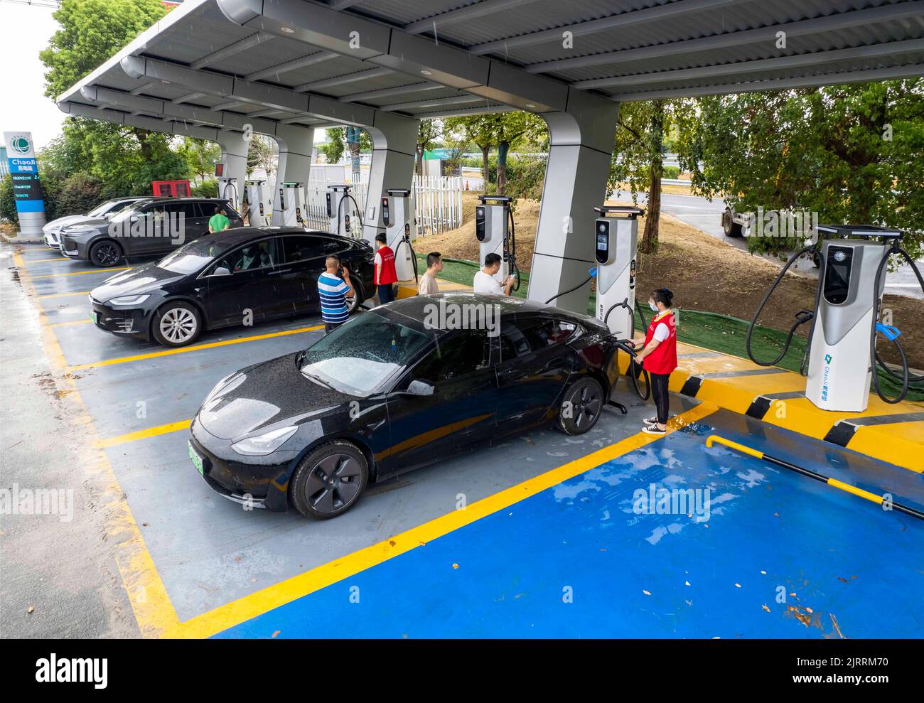 TAIZHOU, CHINA - 26. AUGUST 2022 - ein Elektrofahrzeug wird an einer Super Fast Charging Demonstrationsstation an der G2 Beijing-Shanghai High-Speed Xua geladen Stockfoto