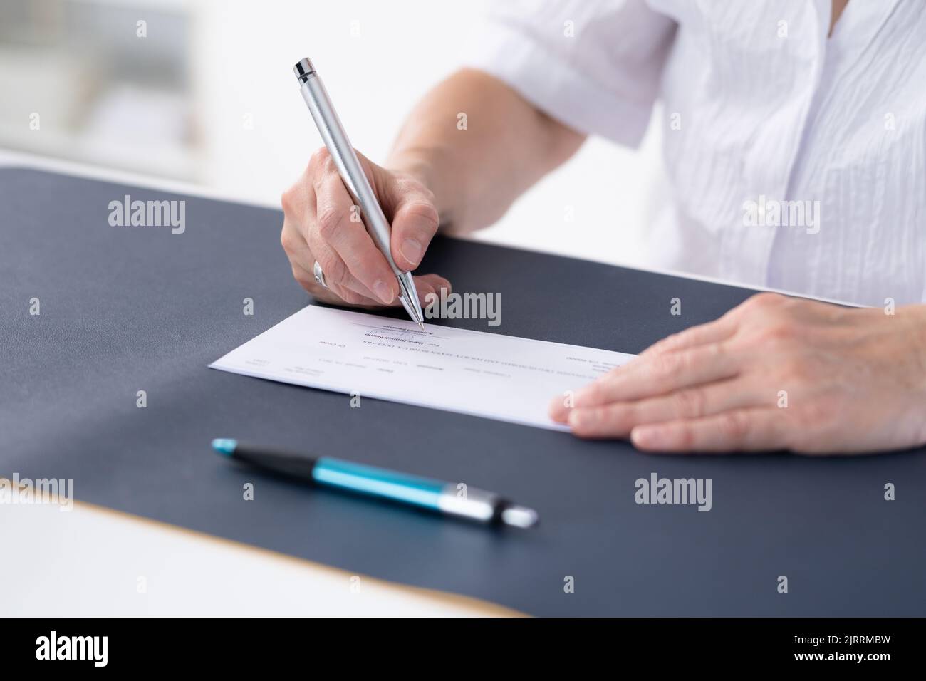 Gehaltsscheck Der Versicherung. Gehaltsabrechnung. Prüfung Der Handschrift Stockfoto