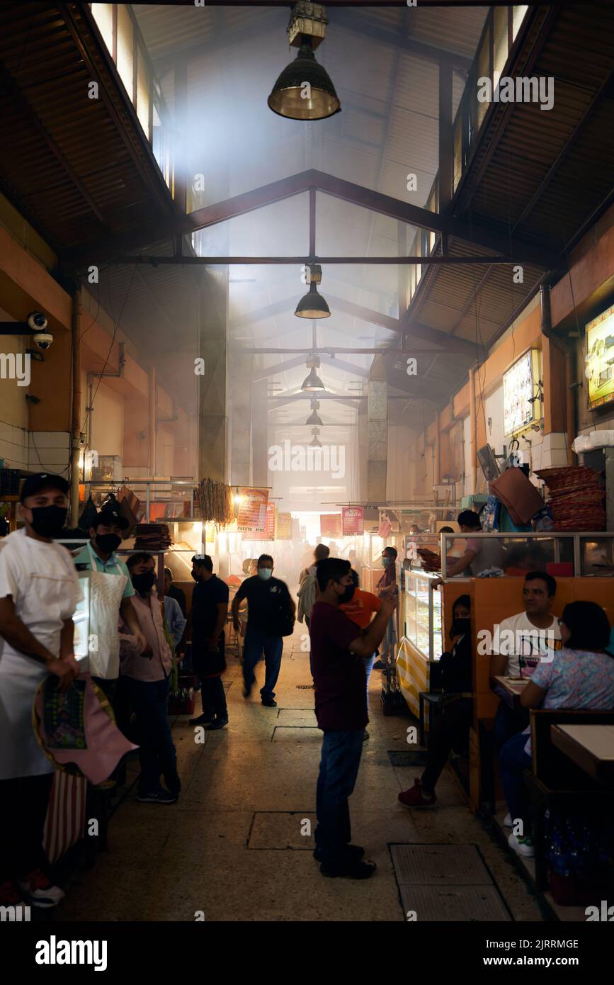 Eine Gruppe von Menschen auf dem Lebensmittelmarkt in Oaxaca während der Pandemie in Mexiko Stockfoto