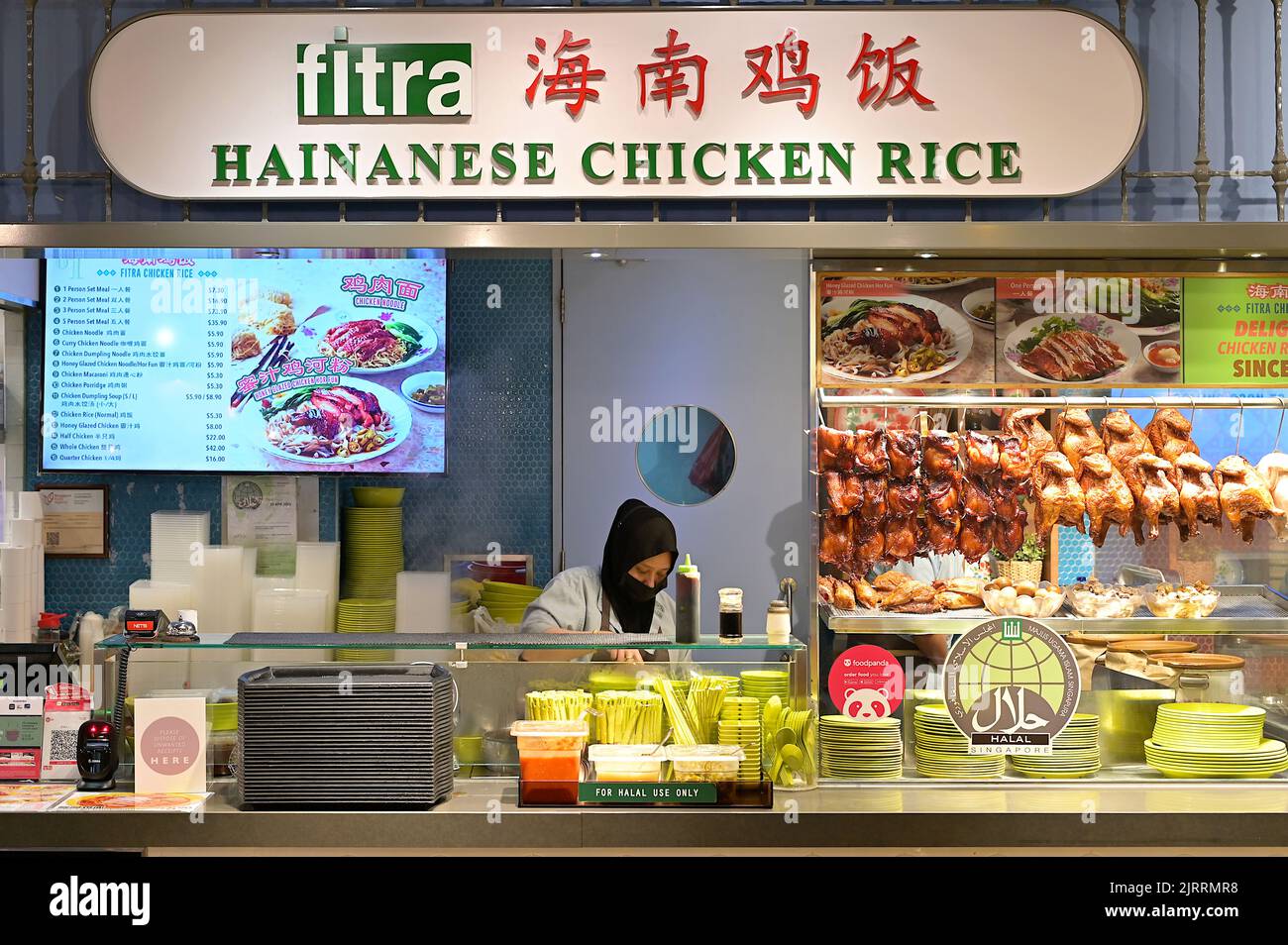 Ein Halal-zertifizierter Stand, der chinesischen Hainanesischen Hühnerreis und chinesische Nudelgerichte in einem modernen Food Court in Singapur serviert Stockfoto